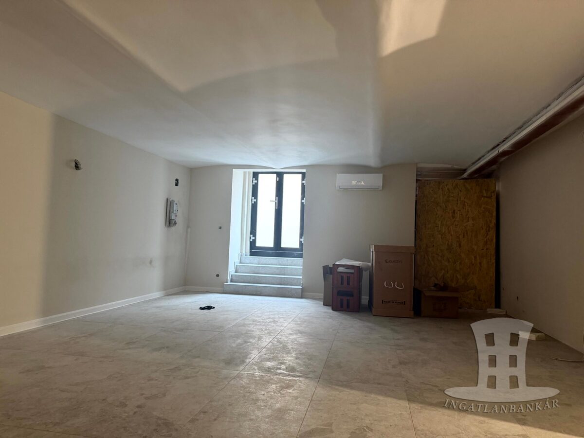 Budapest V. kerület, Alkotmány utca – Eladó utcai bejáratos üzlethelyiség